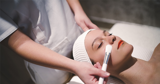 Şanlıurfa Balıklıgöl cami ve sudan başını çıkarmış bir balık resmi