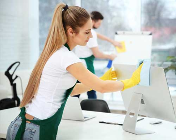 Bir ofis ve elinde paspasla temizlik yapan güzel bir bayan Bir ofis ve elinde paspasla temizlik yapan güzel bir bayan