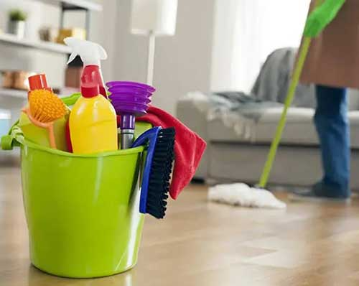 Ev temizliği yapan 3 temizlikçi Ev temizliği yapan 3 temizlikçi