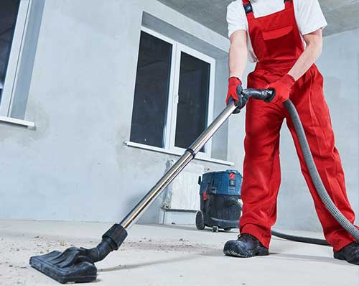 Bir evin mutfağını temizleyen tulum giymiş temizlik elemanları Bir evin mutfağını temizleyen tulum giymiş temizlik elemanları