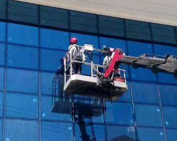 Bir ofiste bilgisayar başında çalışan 3 bayan bir erkek. Bir ofiste bilgisayar başında çalışan 3 bayan bir erkek.