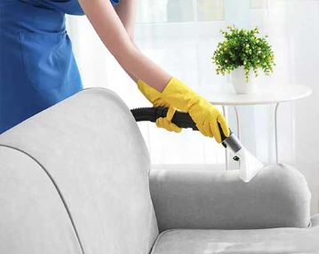 Bir adam tahtada çizerek bir şeyler anlatıyor 2 kişi onu dinliyor Bir adam tahtada çizerek bir şeyler anlatıyor 2 kişi onu dinliyor